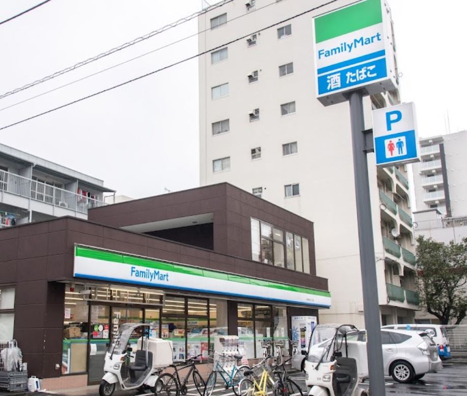 コンビニ　ファミリーマート 中野弥生町二丁目店（コンビニ）まで131m