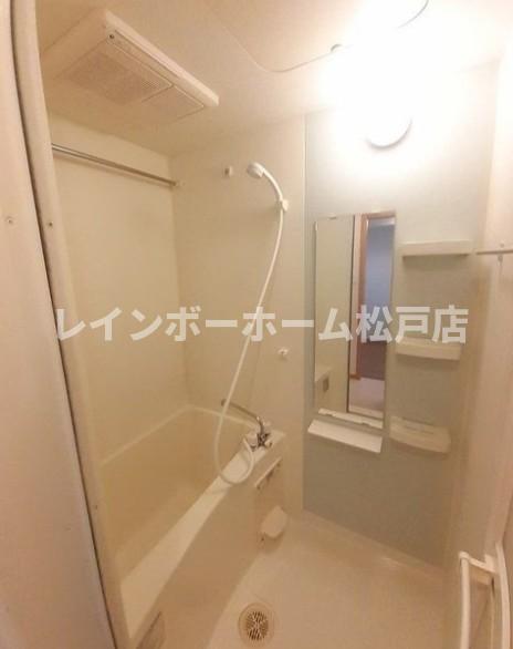 バス・シャワールーム　コンパクトで使いやすいお風呂です
