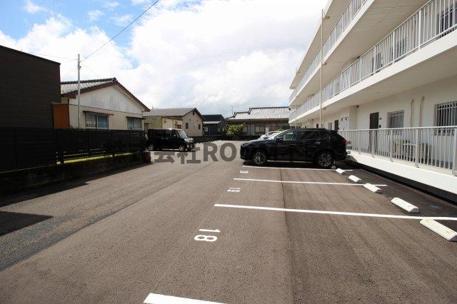 駐車場　車をお持ちの方に嬉しい駐車場付きの物件です