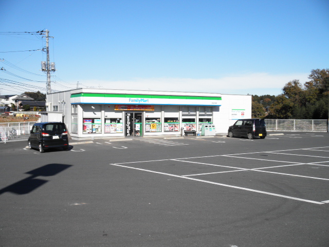 コンビニ　ファミリーマート（コンビニ）まで800m