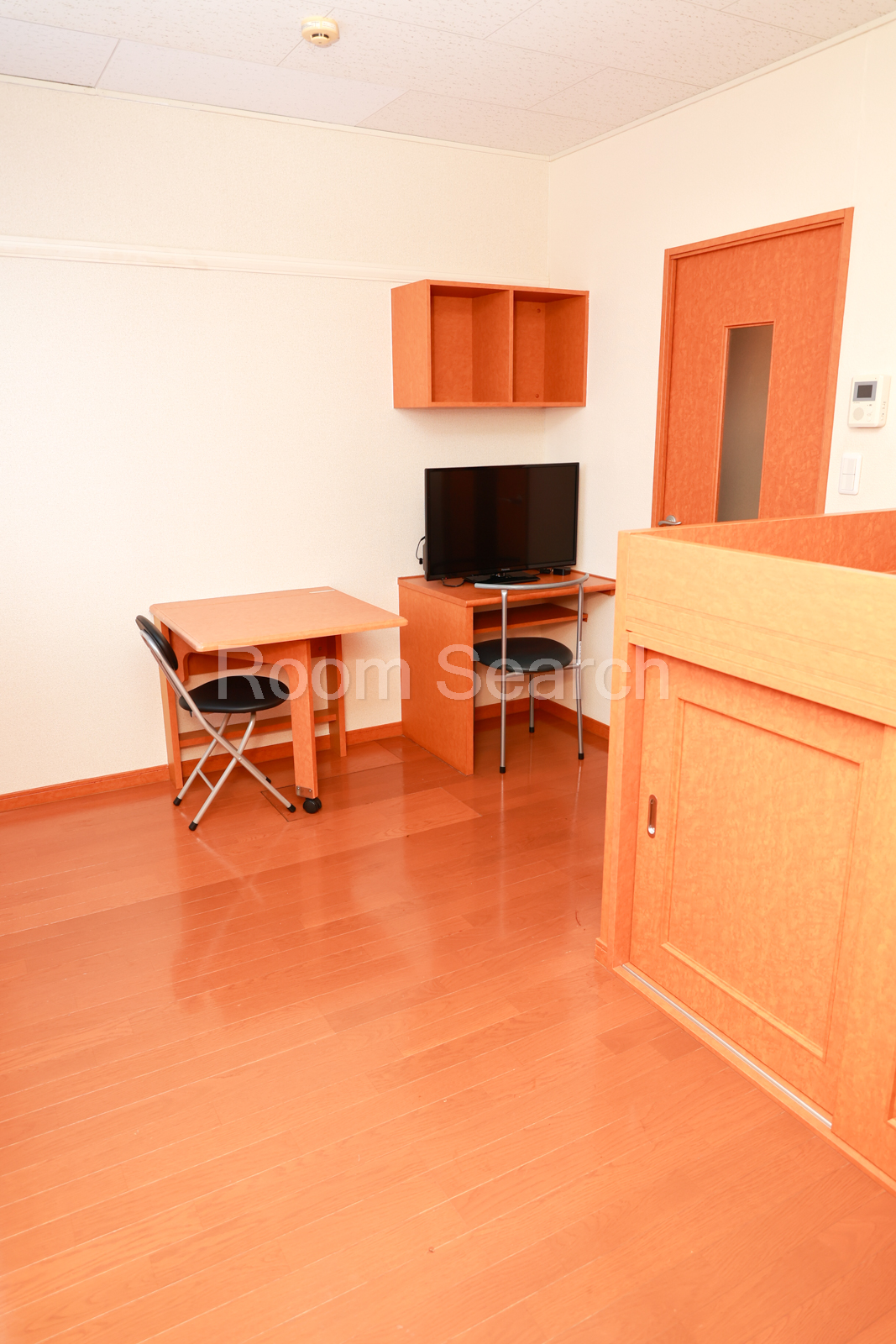 居室・リビング　テレビ、カーテン、照明、エアコン付き（反転）