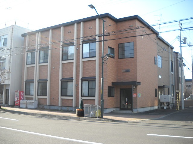 札幌市東区北四十二条東のアパートの建物外観