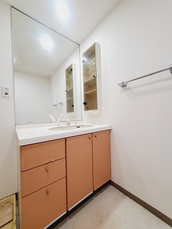 洗面設備　※室内クリーニング前の写真です