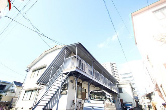 広島市南区宇品神田のアパートの建物外観