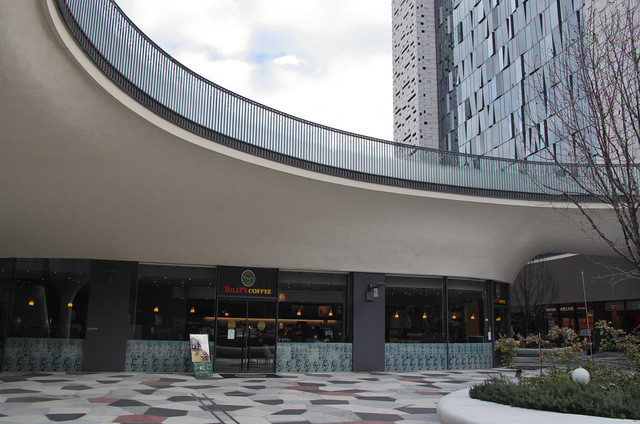 飲食店　タリーズコーヒー新宿イーストサイドスクエアアトリウム店（飲食店）まで437m