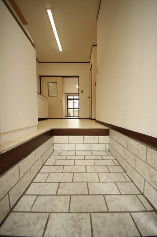 玄関　同施工会社同型タイプの別のお部屋です