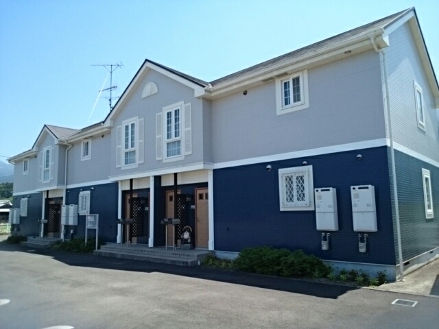 四国中央市豊岡町長田のアパートの建物外観