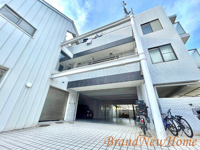 堺市西区浜寺昭和町のアパートの建物外観