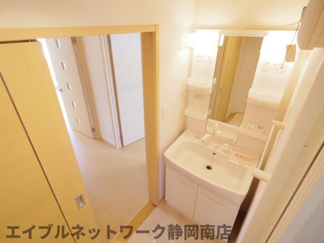 洗面設備　明るい洗面所です