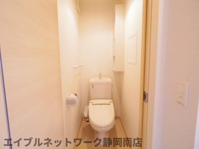 トイレ　落ち着いた色調のトイレです