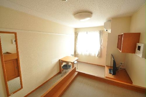 居室・リビング　1Fはフローリング、2Fは絨毯張りです。