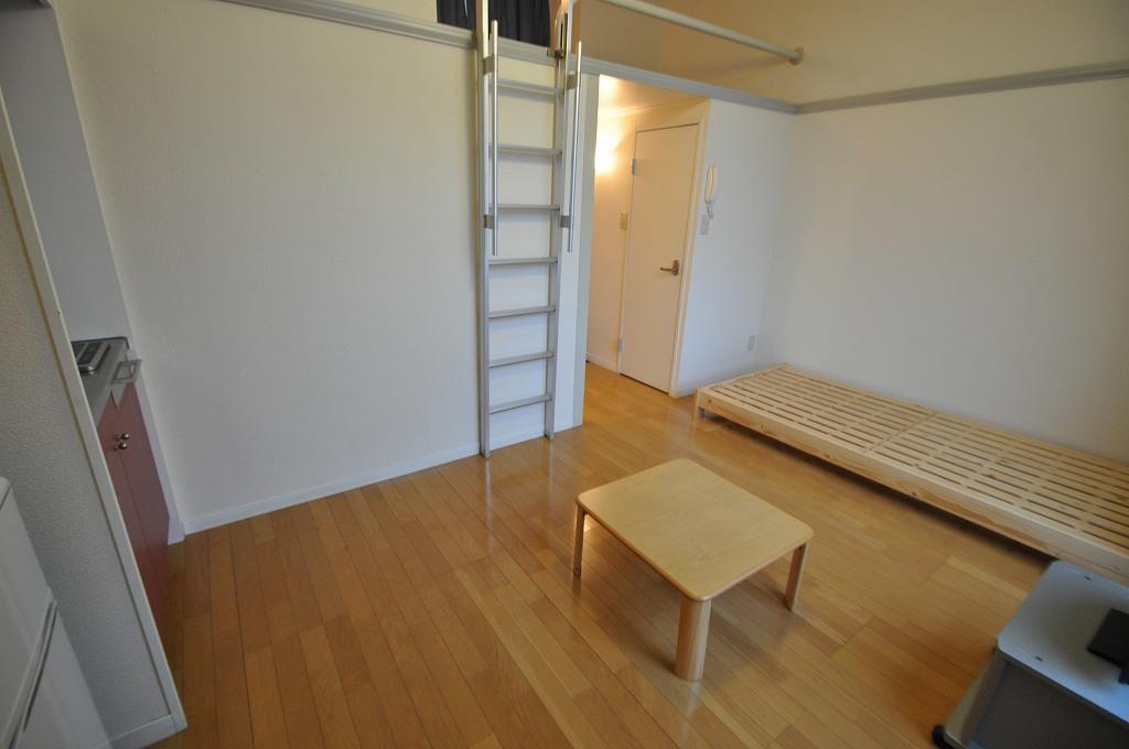 居室・リビング　ロフトタイプは天井が高いので開放的なお部屋となります。