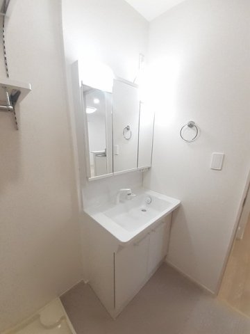 洗面設備　ゆったりとスペースのある洗面所