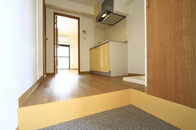 玄関　２０１号室の写真です