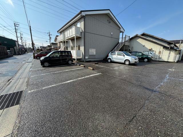 【各務原市那加前野町のアパートの駐車場】