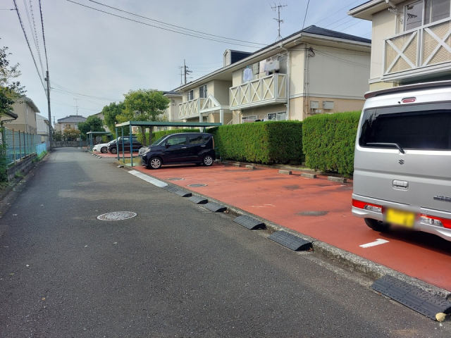 【松山市土居田町のアパートの駐車場】