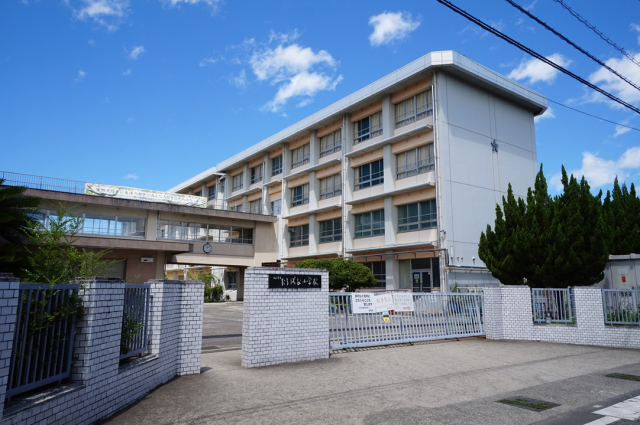 【松山市土居田町のアパートの小学校】