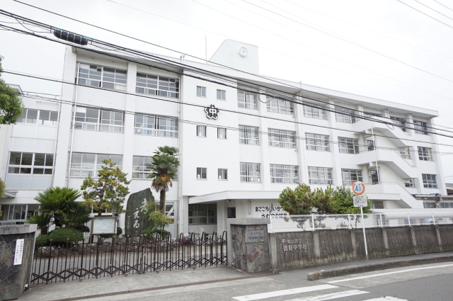 【松山市土居田町のアパートの中学校】