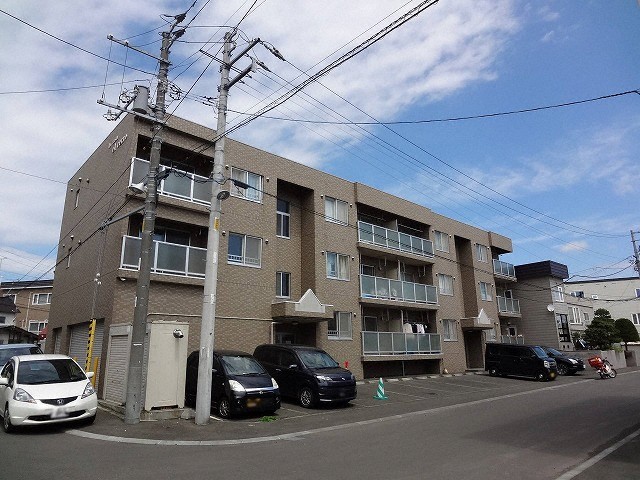 札幌市白石区北郷四条のマンションの建物外観