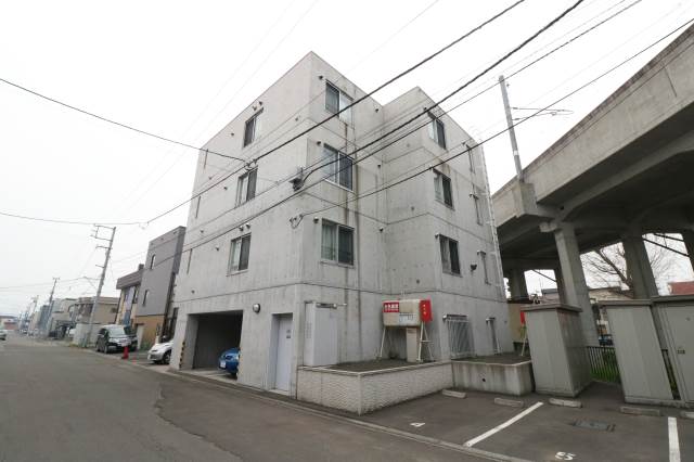 建物外観　４階建ての鉄筋コンクリート♪