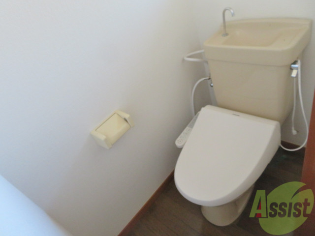 トイレ　トイレは狭すぎず、広すぎない感じが良いですね。