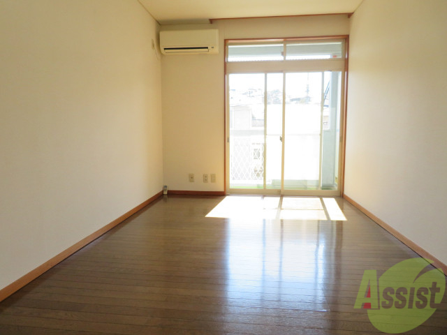 居室・リビング　リビングは、広々していて陽当たりもよさそうですね。