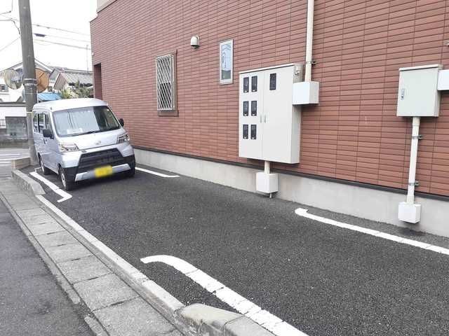 【北葛飾郡松伏町田中のアパートの駐車場】