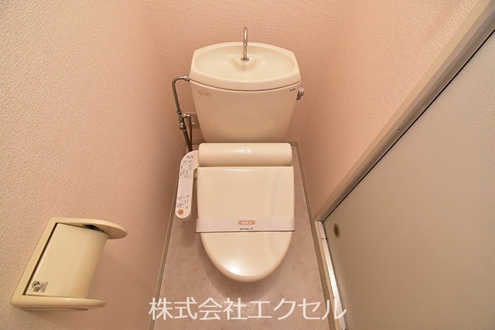 トイレ　温水洗浄便座です。