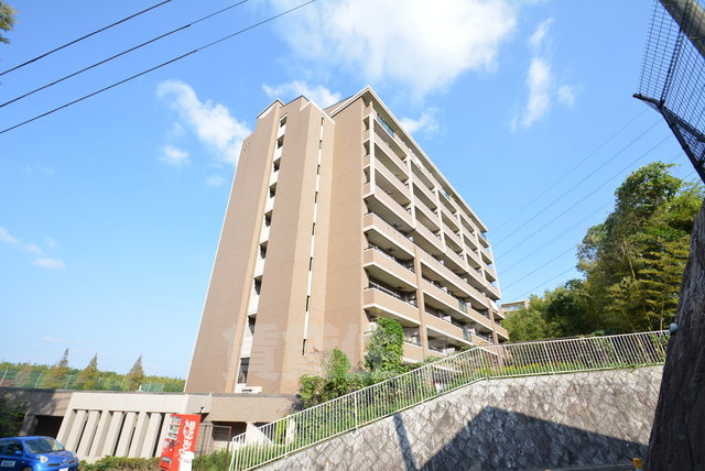 吹田市千里山竹園のマンションの建物外観