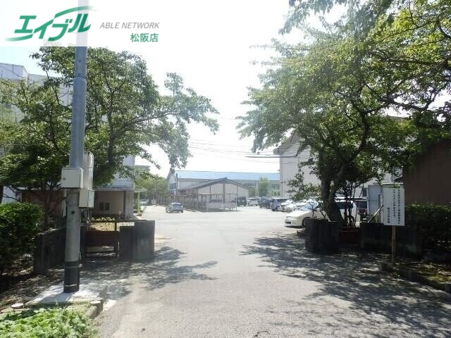 中学校　松阪市立鎌田中学校（中学校）まで682m