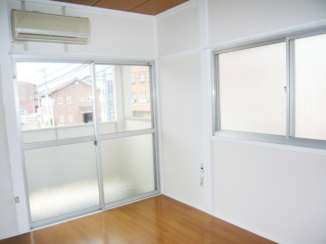 居室・リビング　窓もあって明るい室内