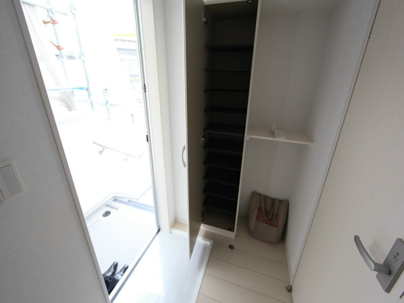 玄関　玄関　シューズボックス付（収納充実してます）