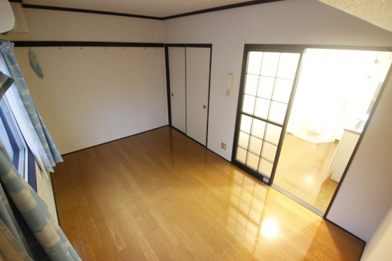 居室・リビング　※別室の写真です