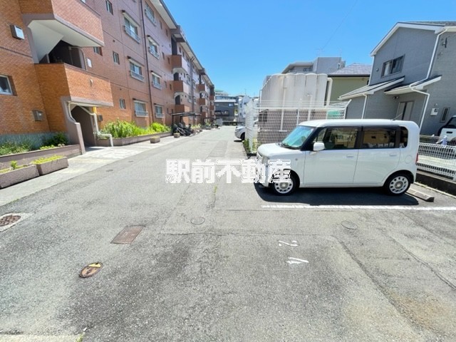 【福岡市東区唐原のマンションの駐車場】