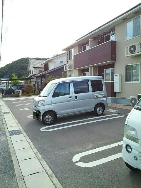 【グラースＢの駐車場】