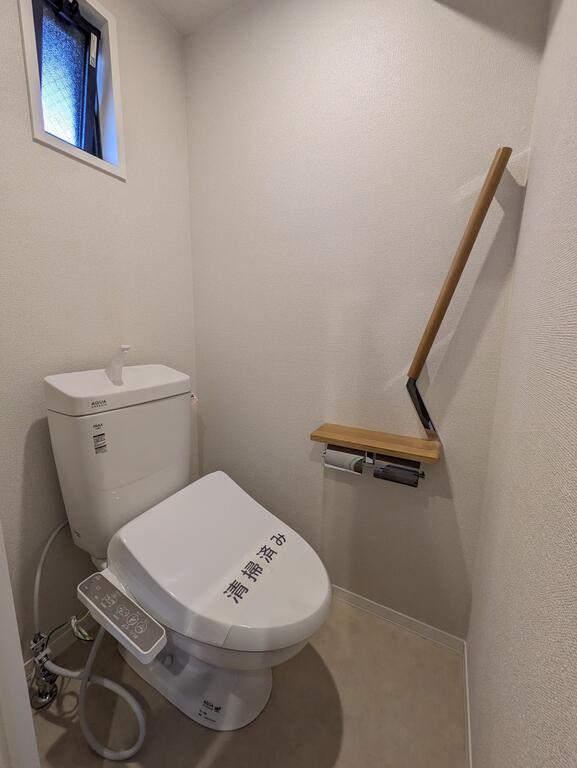 トイレ　温水洗浄便座付き！窓があって明るいです♪
