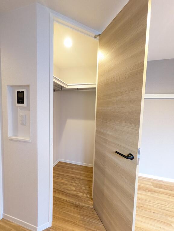 収納　ダウンライト付きウォークインクローゼット