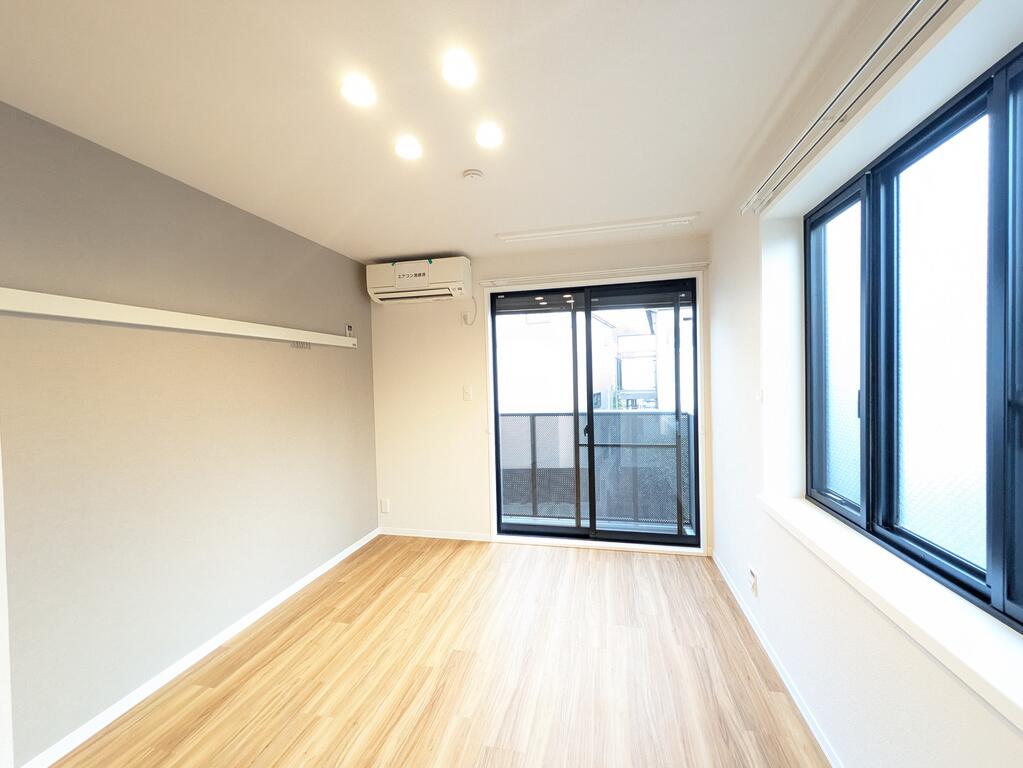 居室・リビング　南西角部屋フローリングの明るい洋室です。