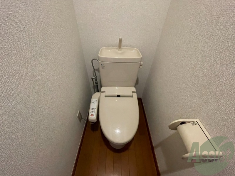 トイレ　温水洗浄便座なので快適に使用できそうですね。