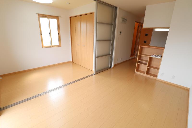 居室・リビング　1　リビング10帖と洋室3帖