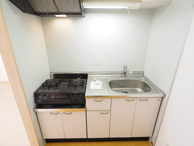 キッチン　キッチン。窓があります。