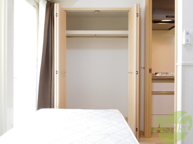 収納　ハンガーパイプ付で洋服の収納も楽々です。２段式で収納便利