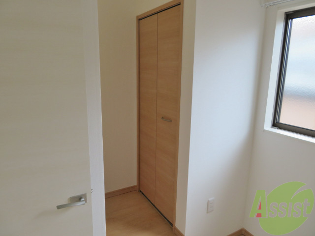 収納　階段下にクローゼットがありました。便利ですね。