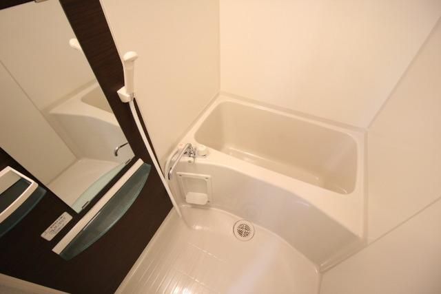 バス・シャワールーム　おしゃれな配色のバスルーム