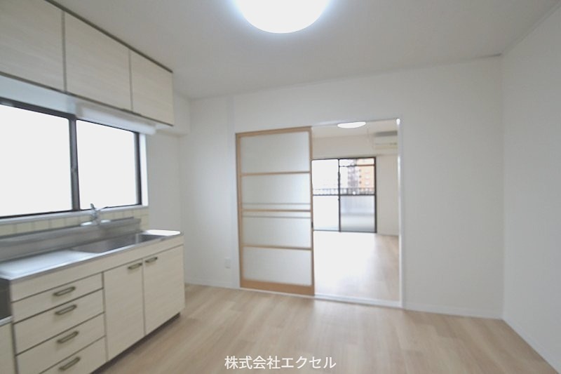 居室・リビング　同建物の別部屋の写真です。