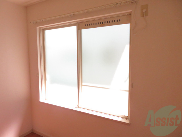 バルコニー　お部屋の窓です。日が差して大変明るいです。