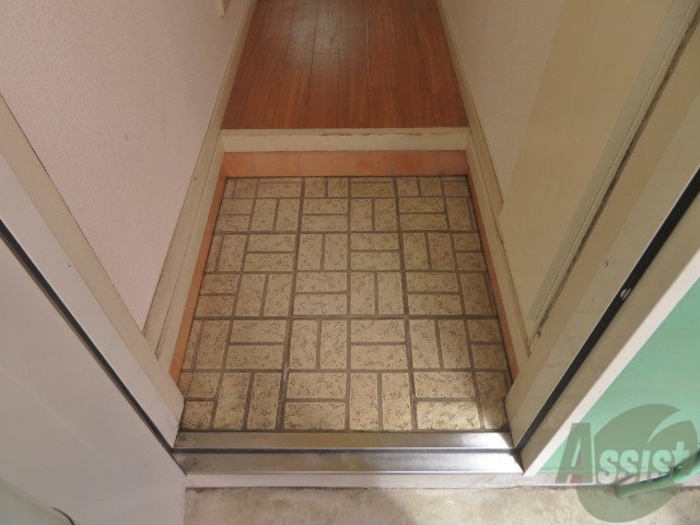 玄関　玄関です。少し狭いですが、傘立ても置けますね。