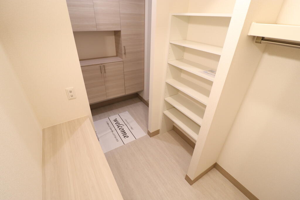 収納　玄関脇にそのまま入れる専用エントランスクロークがあります
