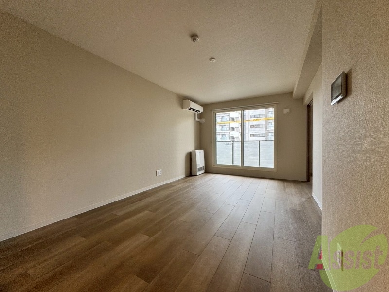 居室・リビング　木目のフローリングは落ち着きのある印象のお部屋になりますね。