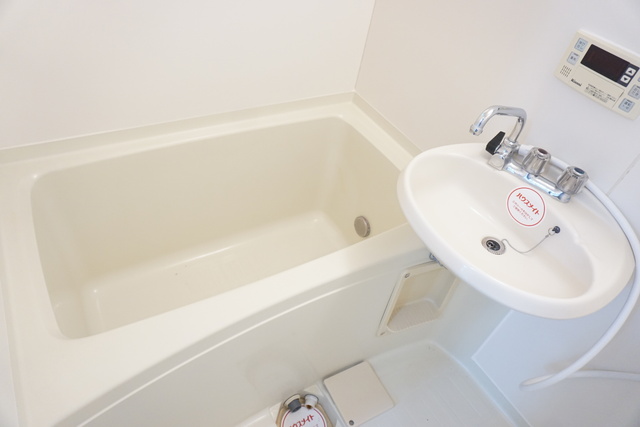 バス・シャワールーム　洗面ボウル付きの浴室です☆